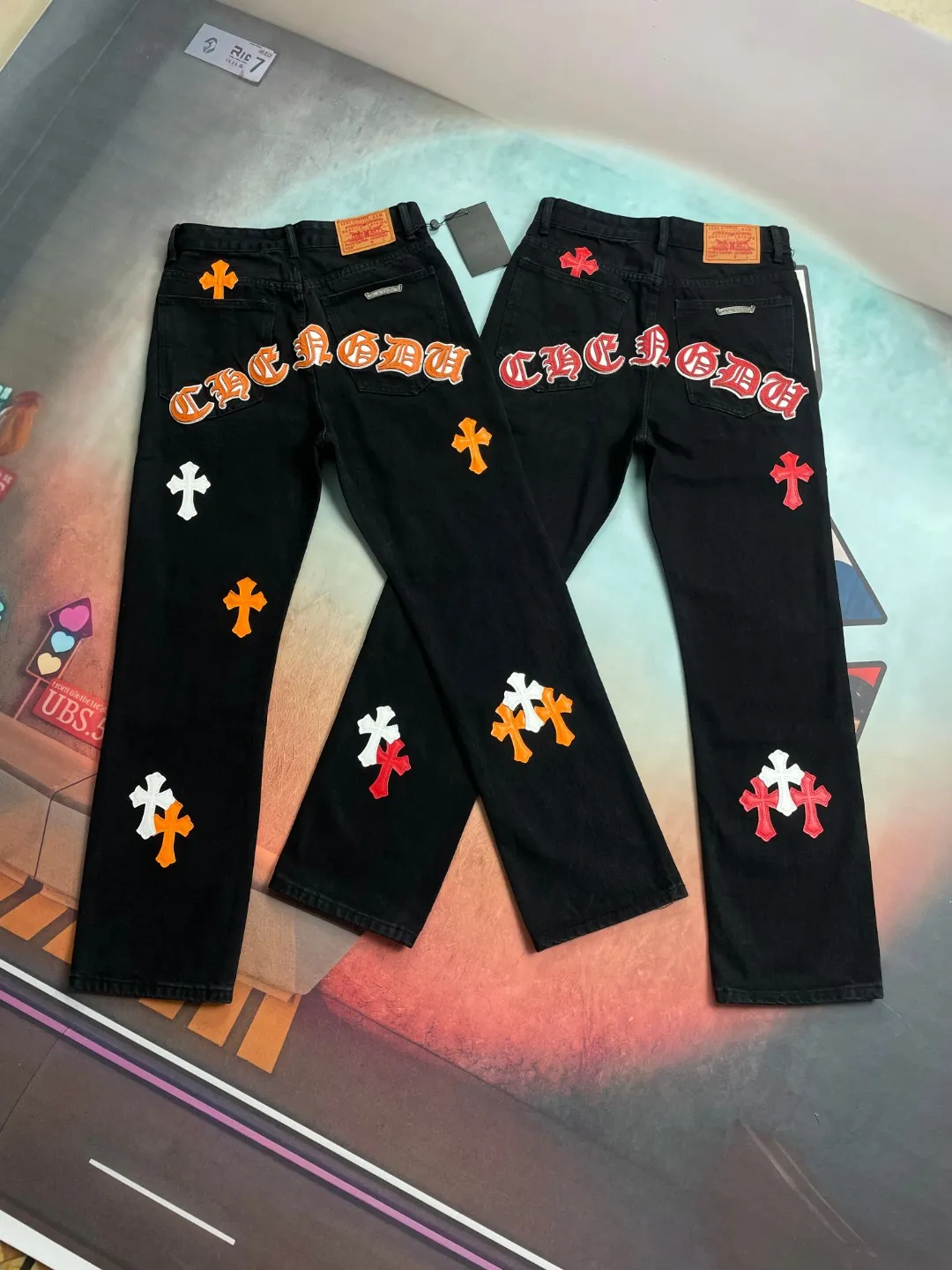 🅿️290 🔘Style No.-KL161 🔘Cross Heart𝐂𝐡𝐫𝐨𝐦𝐞 𝐇𝐞𝐚𝐫𝐭 City Limited Sanskrit Cross Patched Leather Jeans* These two pairs of Cros Heart city limited series jeans! This is an ultra-limited edition launched by Kroxin, a hard currency in the fashion circle! The overall material of the pants is classic black denim, which has a great texture, feels crisp yet soft, and is extremely durable. The colorful crosses and letter patterns on it are a highlight. The crosses come in orange, white, red and other colors. They are presented through exquisite embroidery technology. They are full of three-dimensionality, bright and not easy to fade. The letter patterns are also exquisitely embroidered, and they complement each other with the cross, which directly adds to the sense of fashion. In terms of production technology, Croxin has always strived for excellence. The wiring is very neat, every stitch is just right, and the hardware accessories are also customized, such as buttons and zippers. They are not only durable, but also have Croxin's iconic detailed design, which is full of high-end feeling. The shape is an unobtrusive straight design, which can well modify the shape of the legs. Whether you have thick or thin legs, they will look good on you. Moreover, this style is very versatile and can be easily worn in various styles. Here are some matching suggestions: Street style: Pair your upper body with a loose white hooded sweatshirt, a black Crocodile leather jacket, and a pair of black high-top Converse or Martin boots for a cool and handsome look. If you add Kroxin's silver necklace or ring, the overall look will be more complete. Casual chic: A simple short-sleeved T-shirt in a solid color, such as black, gray or white, will look great with these pants. Put on a pair of white Nike sneakers and carry a Crouching crossbody bag, and you will be both comfortable and fashionable on the street every day. Retro style: You can choose a floral shirt, tuck the hem into your pants, and pair it with a pair of retro western boots or designer shoes to instantly create a retro and personalized atmosphere. These pants are really a must-have fashion item, and they can also be matched as a pair for couples. You can pair them with your partner and be the center of attention when out on the street! If you like fashion, don’t miss it!  Size: S M L XL (28.30.32.34) Color: black with red, black with orange
